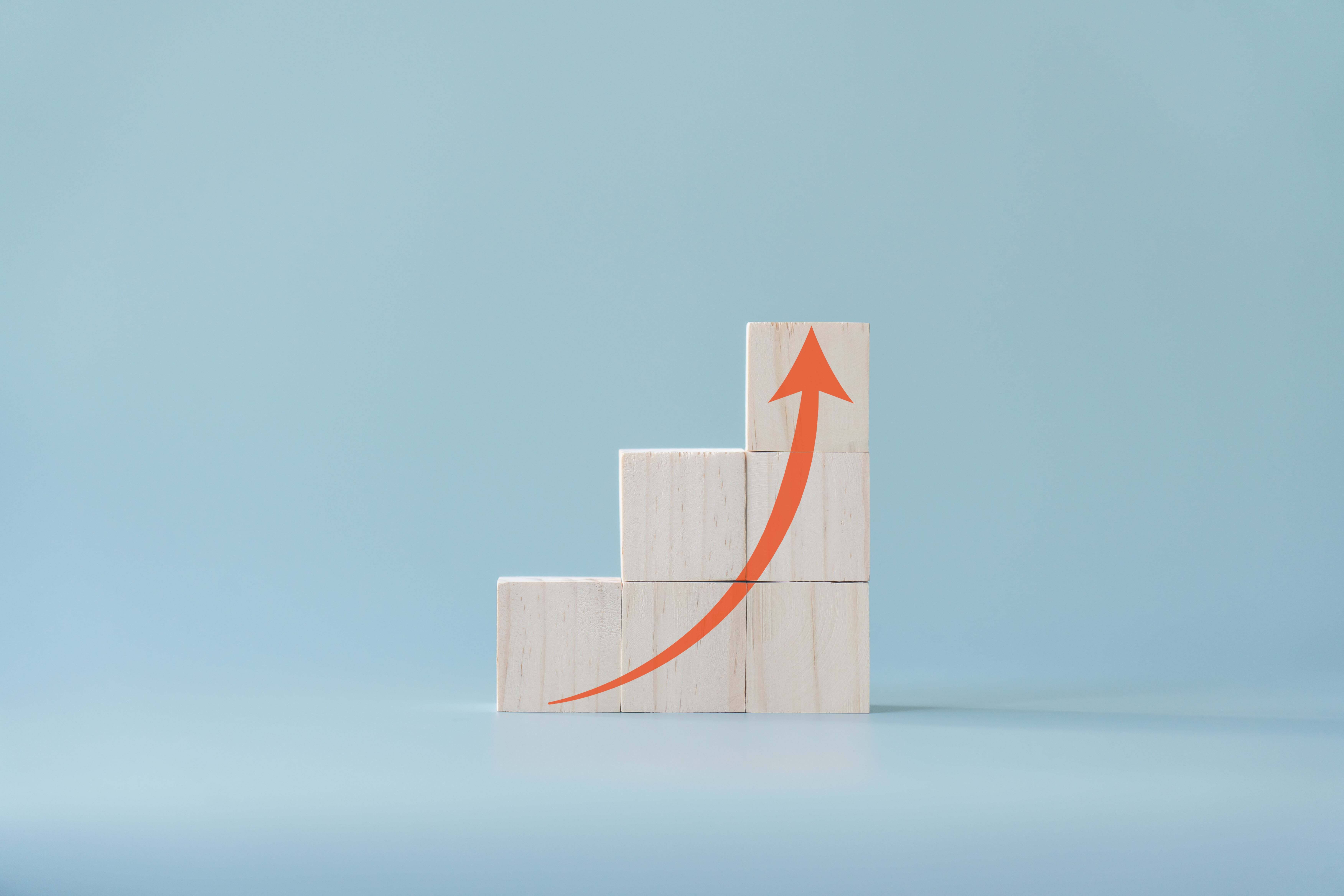 blocks with red arrow showing growth